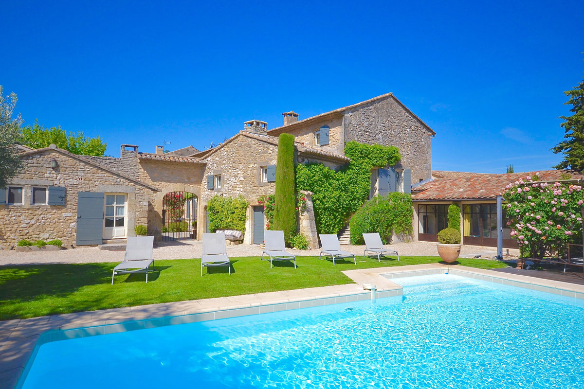 Provence Holiday Villa for 11 with heated Pool to Rent near Avignon.